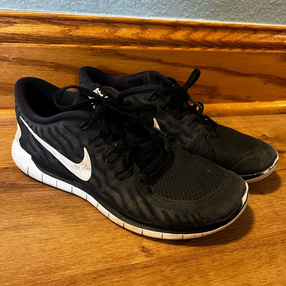 Women’s Nike free Run tennis shoes